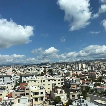 דירה Sea & Mountain View In לימסול
